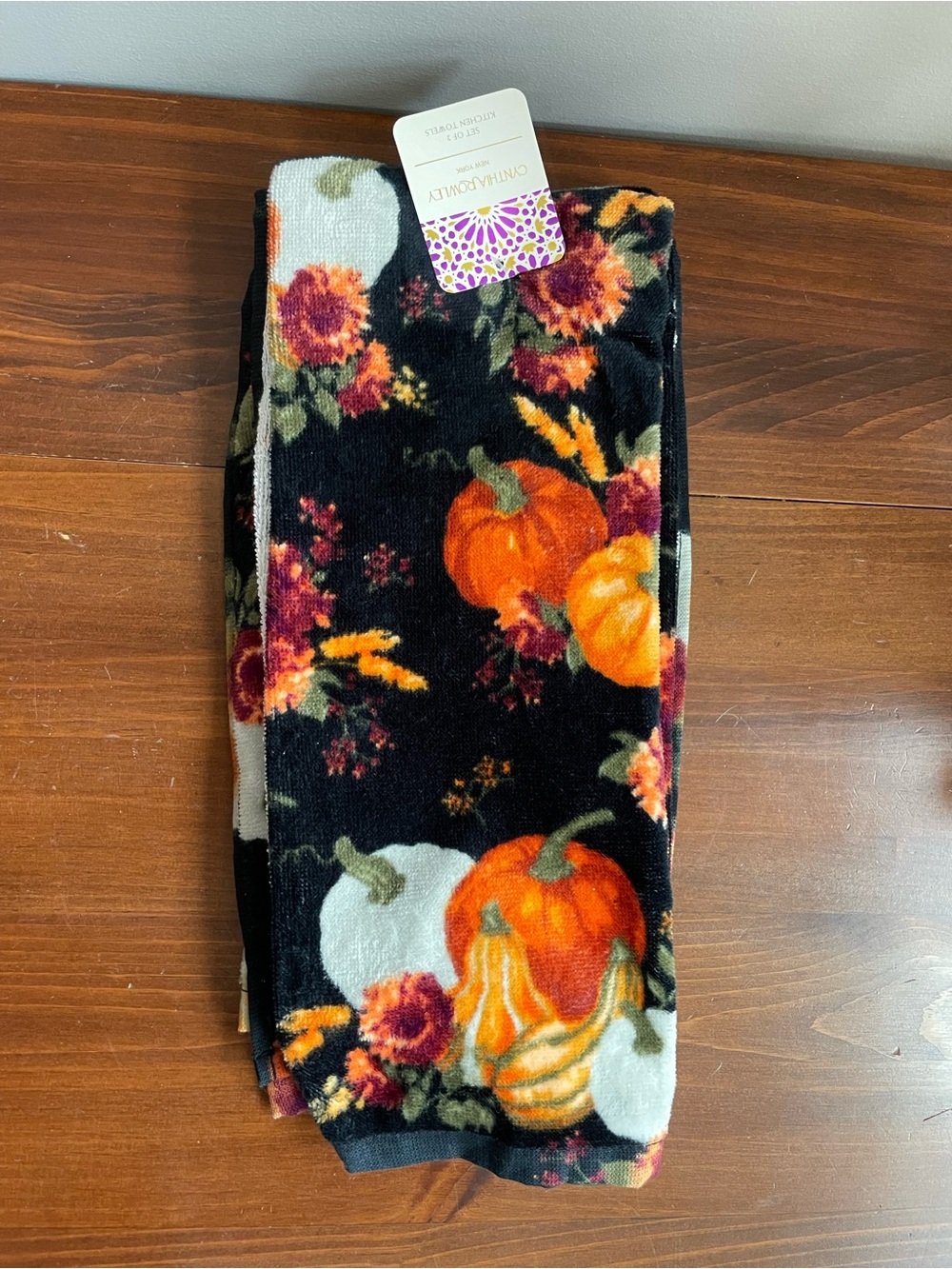 New Cynthia Rowley Black, Orange, White &Green Pumpkin Floral Kitchen Towels Set